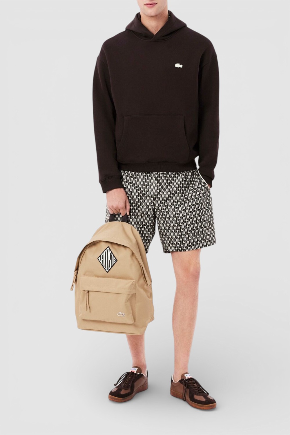 תמונת כל הלוק של קפוצ׳ון בגזרה משוחררת